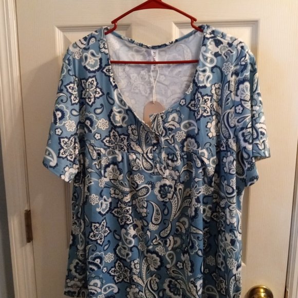 NWT SZ 2X Top - Picture 2 of 4
